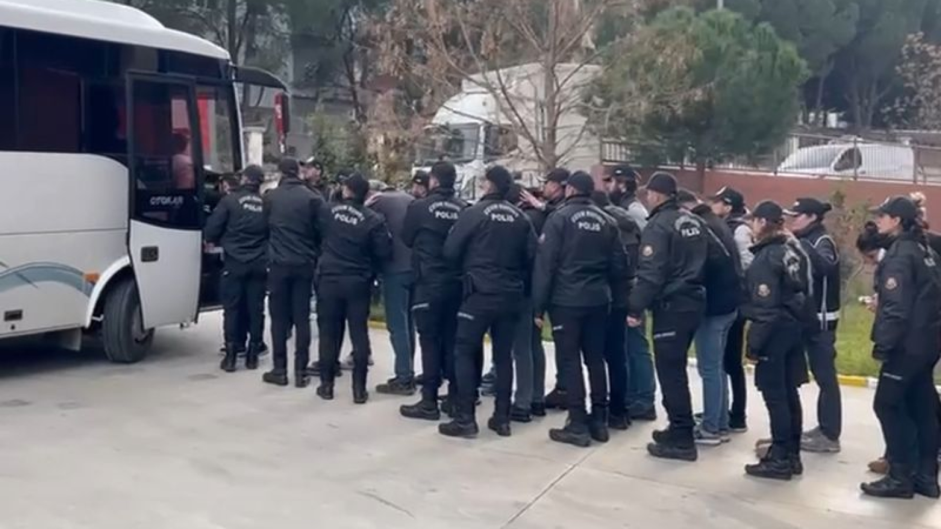 Manisa'da dolandırıcılık ve kara para aklama operasyonu: 15 gözaltı