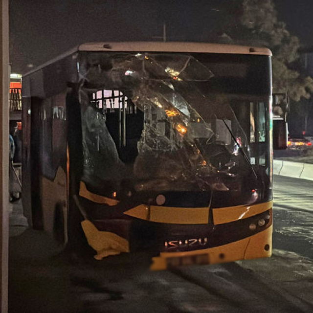 Halk otobüsü çöp kamyonuna çarptı: 5 yaralı