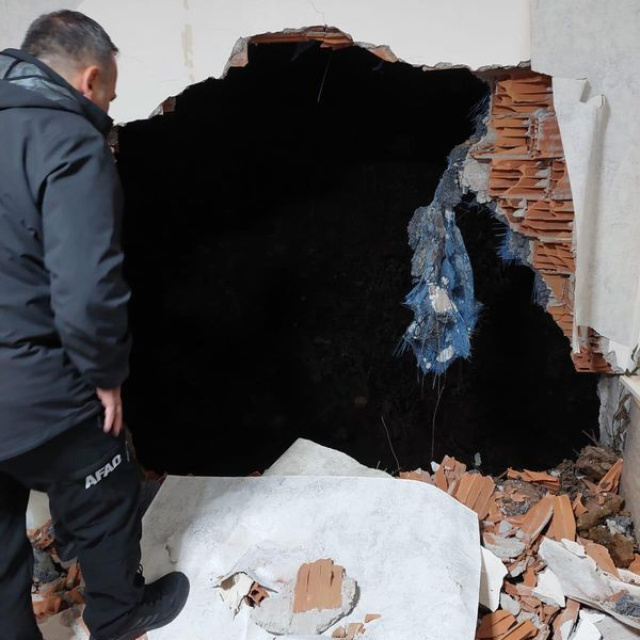 Trabzon'da toprak kayması: 6 katlı bina tahliye edildi