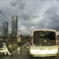 Motosikletli ile çarpıştı, ilk işi aracına bakmak oldu