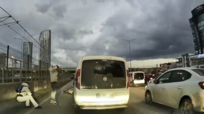 Motosikletli ile çarpıştı, ilk işi aracına bakmak oldu