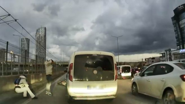 Motosikletli ile çarpıştı, ilk işi aracına bakmak oldu