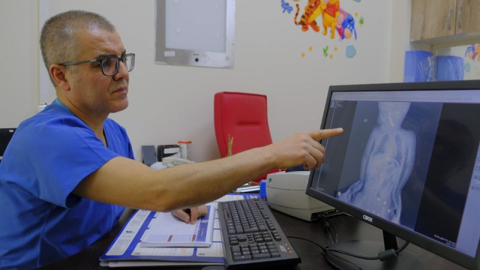 6 aylık bebeğin boğazına pil kaçtı!