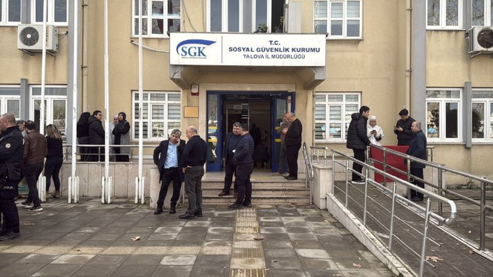 Son dakika: Avukat, kurumdaki odasında emekliliği reddedilen H.H. tarafından tabancayla vuruldu | Son dakika haberleri