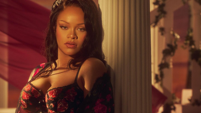 Kendi giyip tanıttı