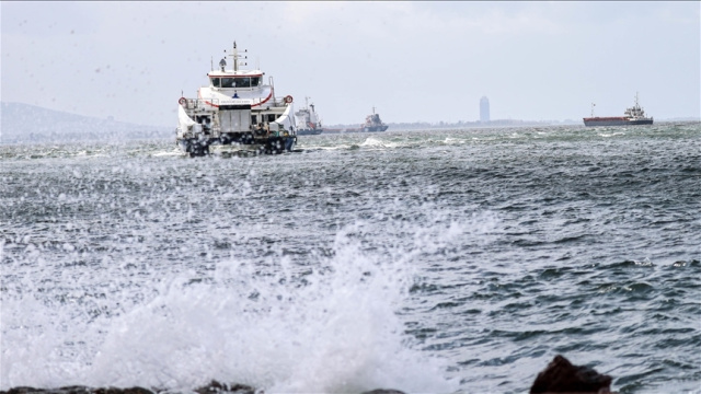 İzmir'de vapur seferleri iptal edildi