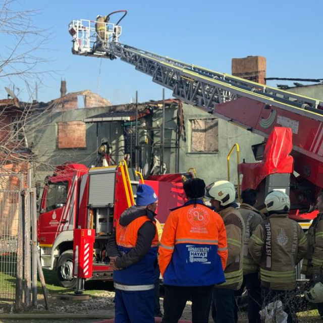 Arnavutköy'de 2 katlı binada yangın çıktı