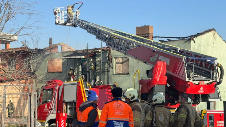 Arnavutköy'de 2 katlı binada yangın çıktı