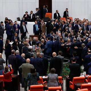 Kadın vekiller kolları sıvadı