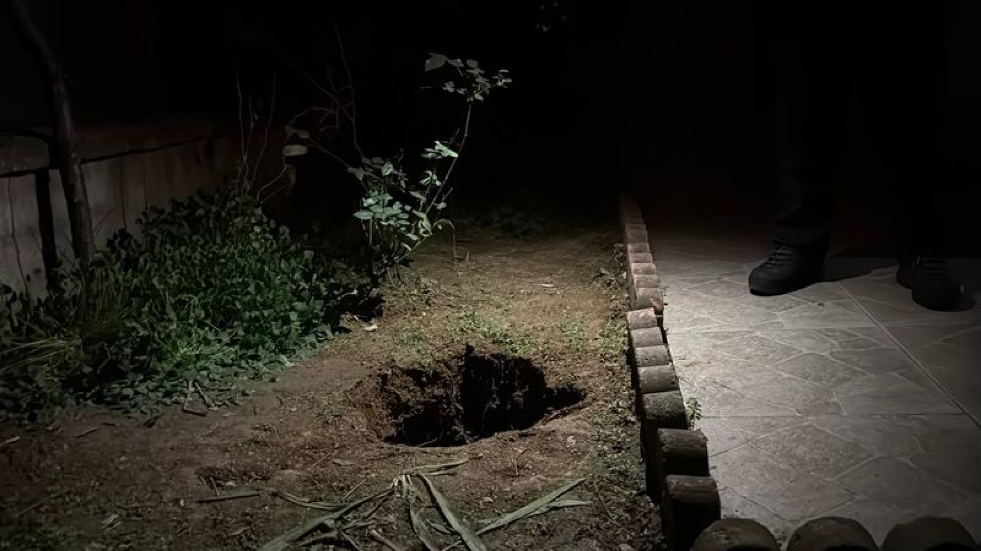 Kocaeli'de girişinde çukur oluşan 5 katlı bina boşaltıldı