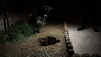 Girişinde çukur oluşan 5 katlı bina boşaltıldı