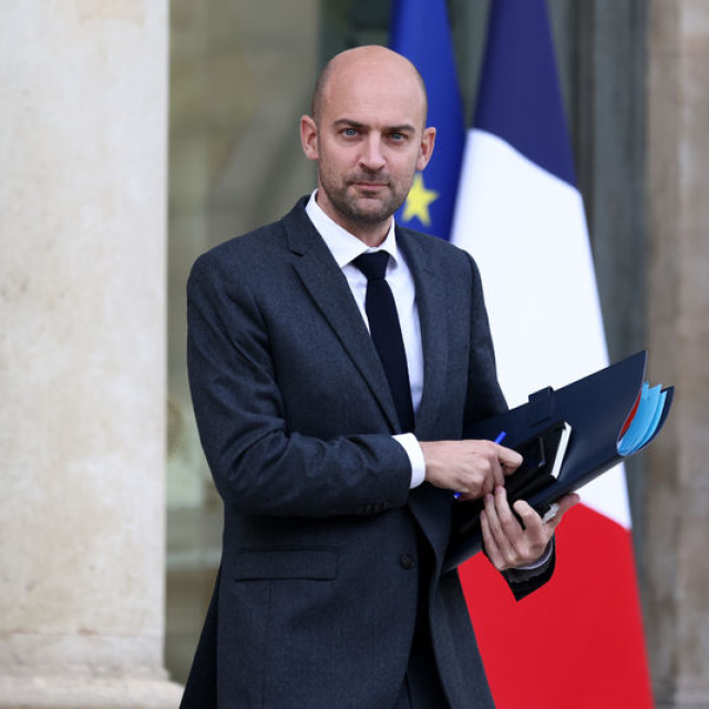 Fransa: Grönland satılık değil