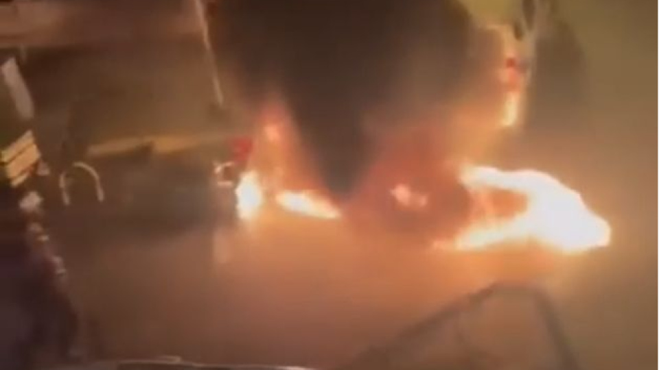 Polisten kaçtı! Motosikletini ateşe verdi