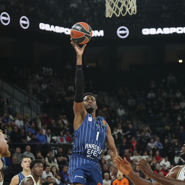 Anadolu Efes, Milano deplasmanında