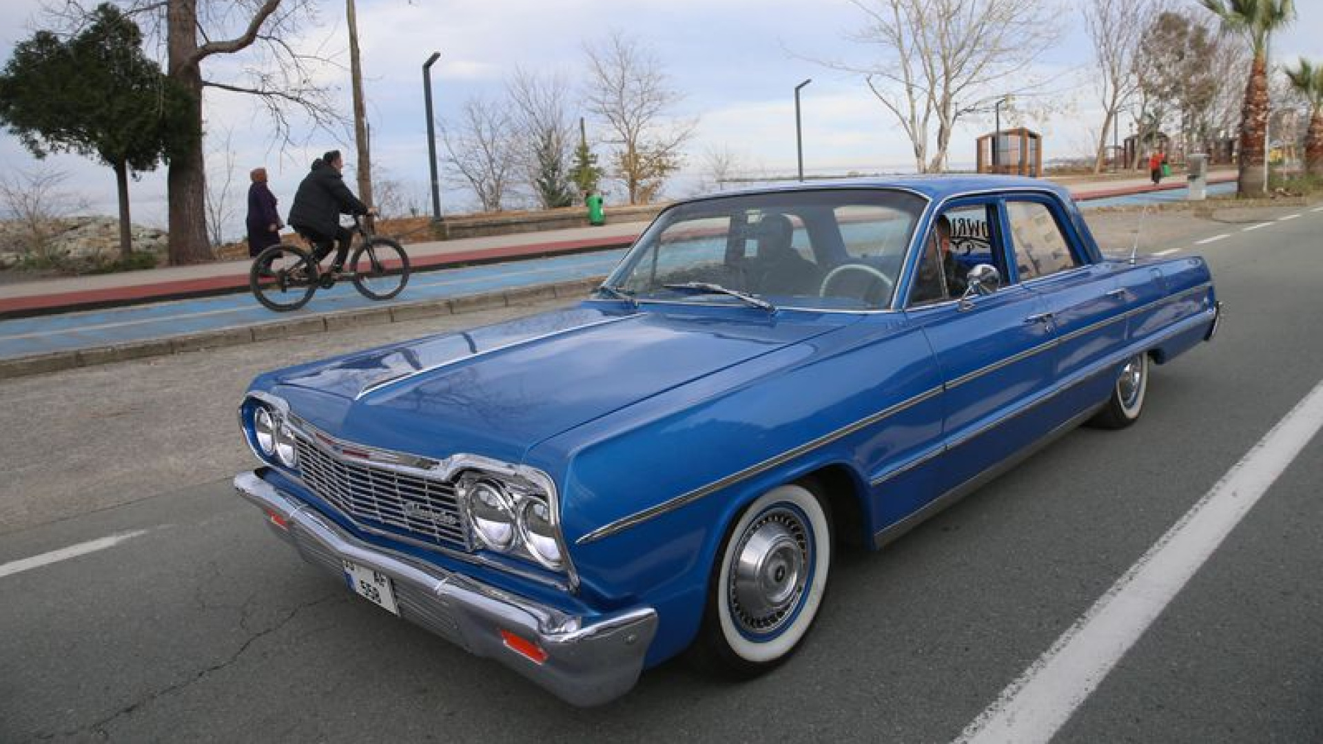 1964 model klasik otomobil Rize sokaklarında ilgi görüyor