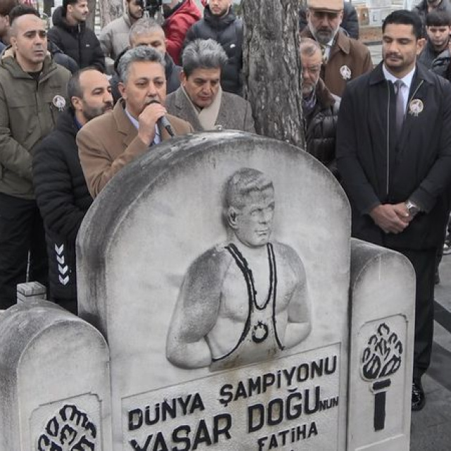 Efsane güreşçi Yaşar Doğu, mezarı başında anıldı