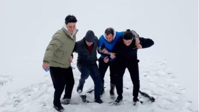 Buz tutan dere kırılınca suya düştüler!