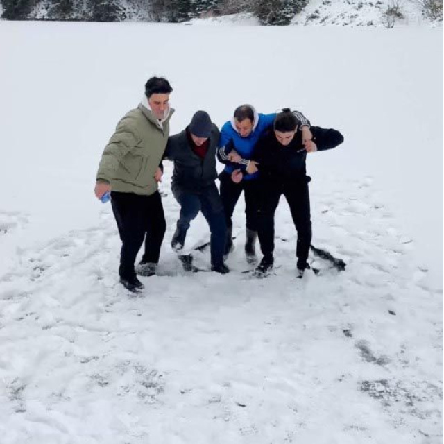 Buz tutan dere kırılınca suya düştüler!