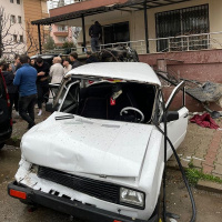 Otomobil apartman bahçesine uçtu!