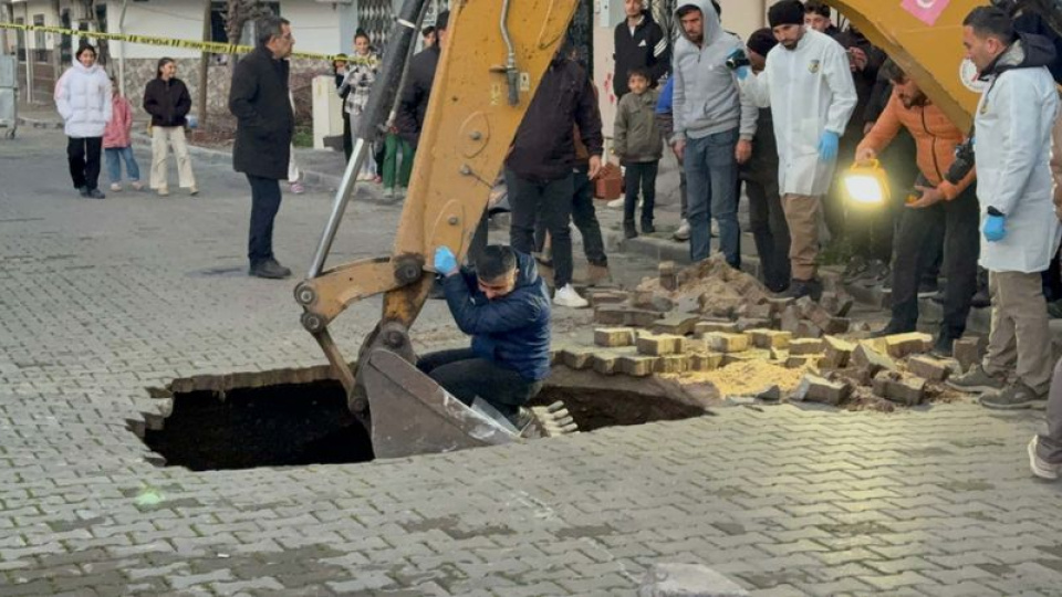 Çöken yolda insan kafatası ve kemikler bulundu