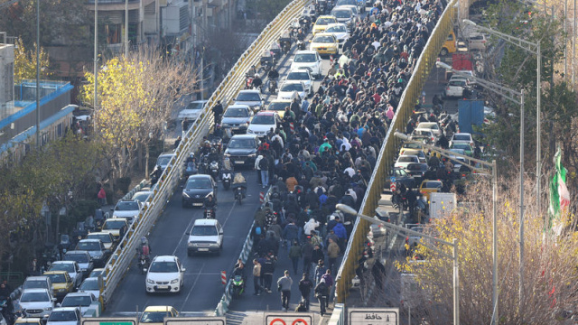 İran'da protestolar birçok kentte sürüyor