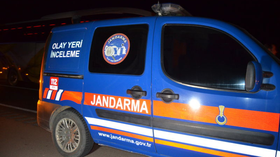 Evinin çatısından uçan parçalar üzerine düştü