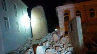 Fırtınada cami minaresi devrildi