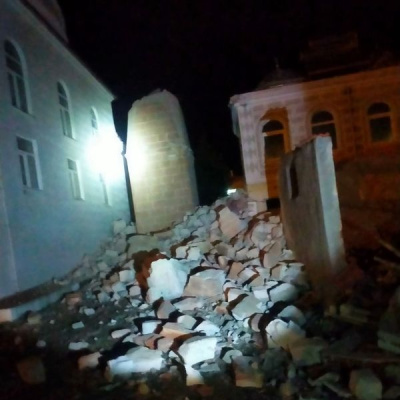 Fırtınada cami minaresi devrildi