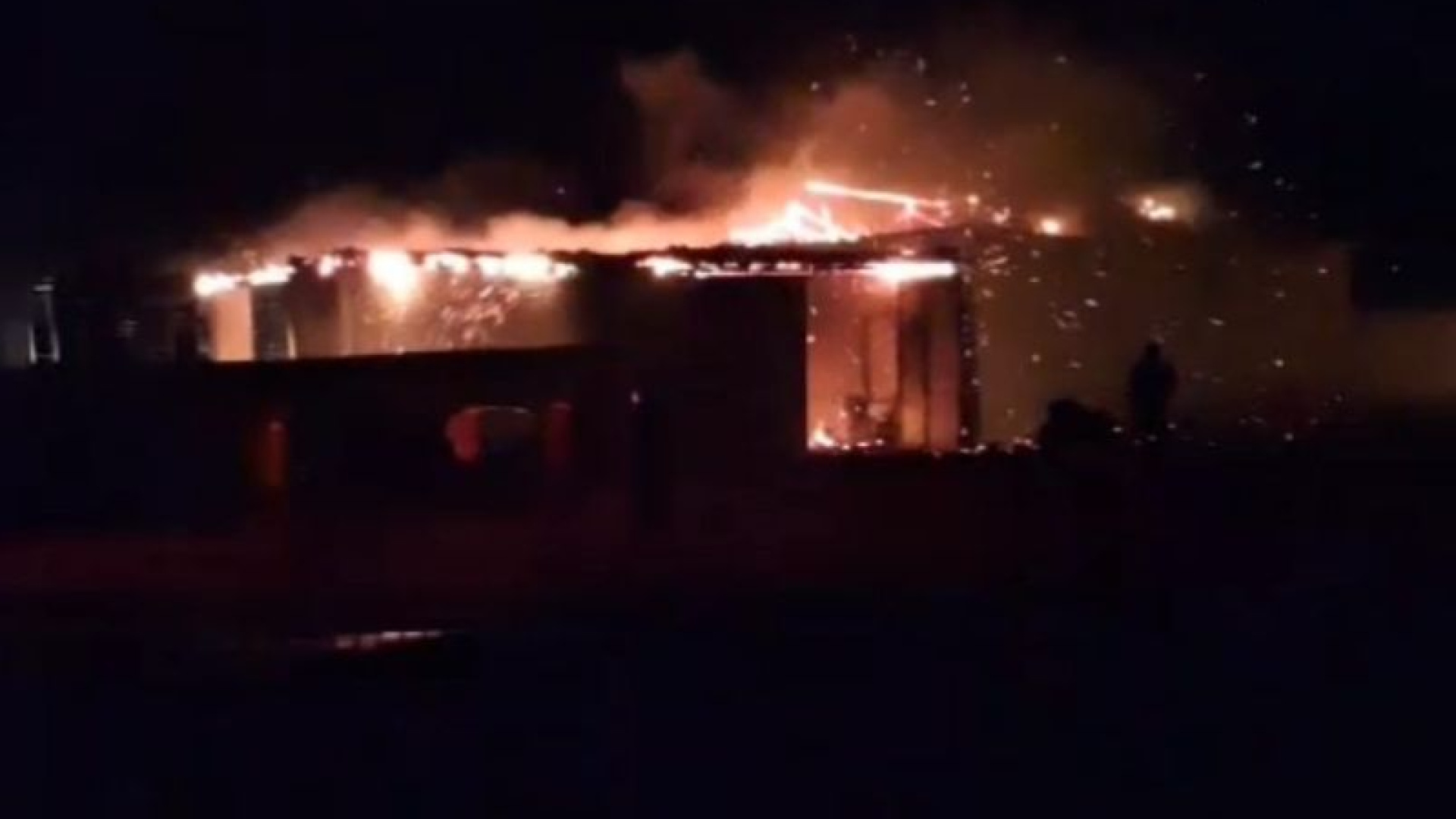 Kırşehir'de bir evin garajında yangın: 2 traktör ve tarım aletleri zarar gördü