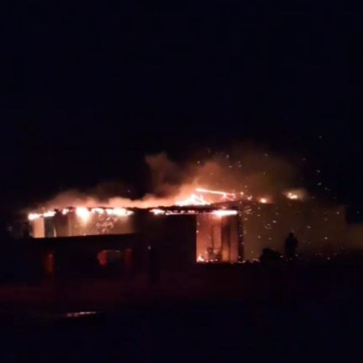 Evin garajında yangın: 2 traktör ve tarım aletleri zarar gördü