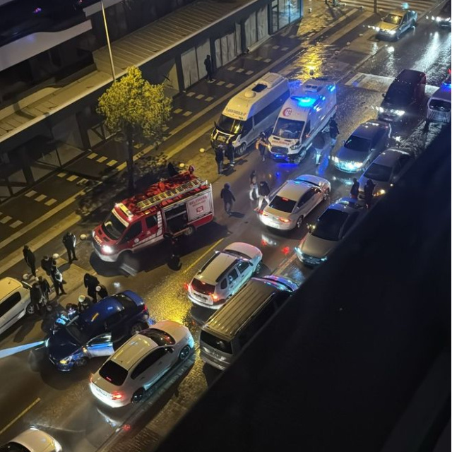 Ambulans ile 2 otomobil çarpıştı: 7 yaralı