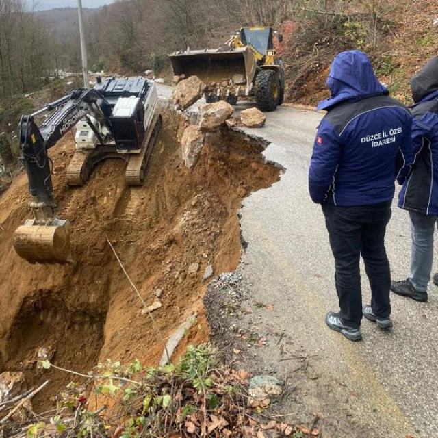 3 gün arayla heyelan... Yol kapandı