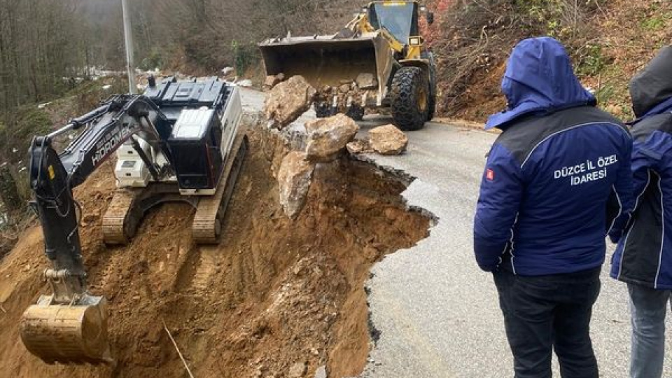 3 gün arayla heyelan... Yol kapandı