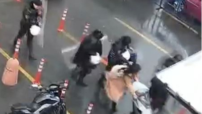 Pusetteki bebeğe fırtına kalkanı