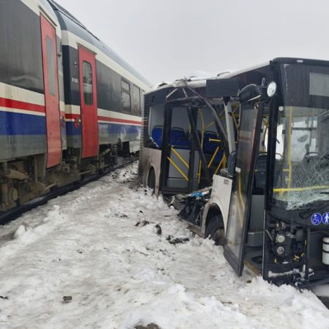 Yolcu treni, belediye otobüsüne çarptı