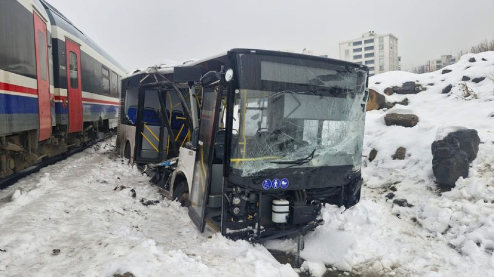Yolcu treni, belediye otobüsüne çarptı