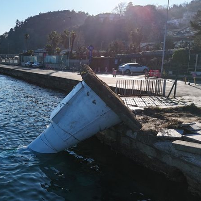 Sarıyer'de deniz feneri yıkıldı
