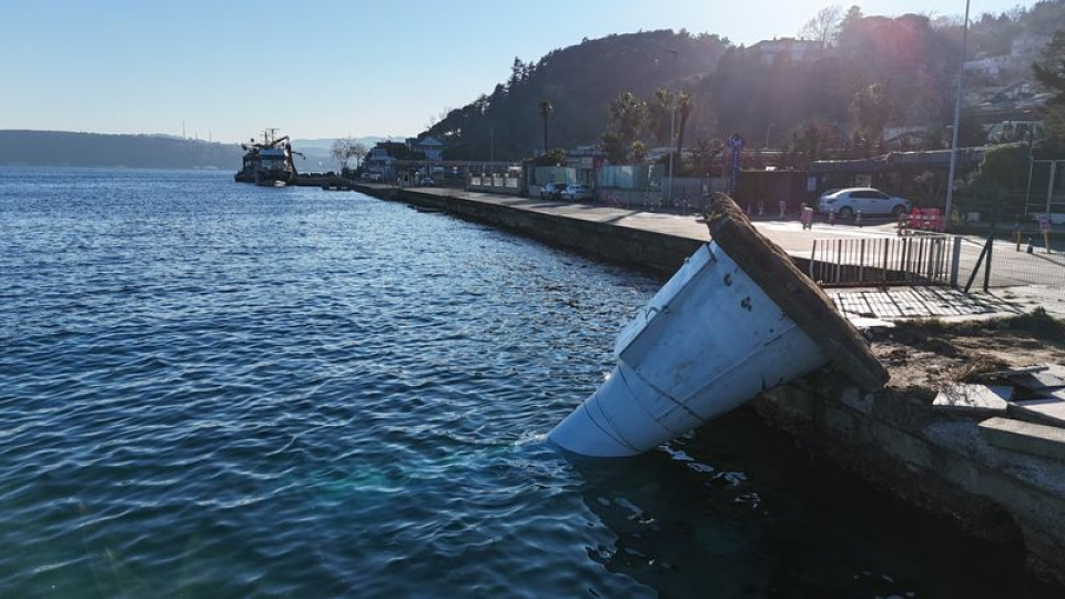 Sarıyer'de deniz feneri yıkıldı