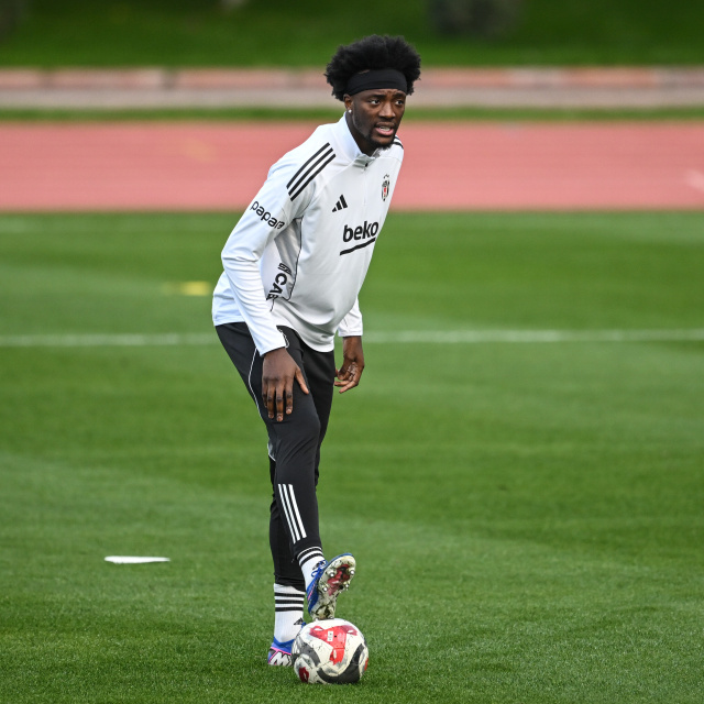 Beşiktaş açıkladı: Abraham kamptan ayrıldı!