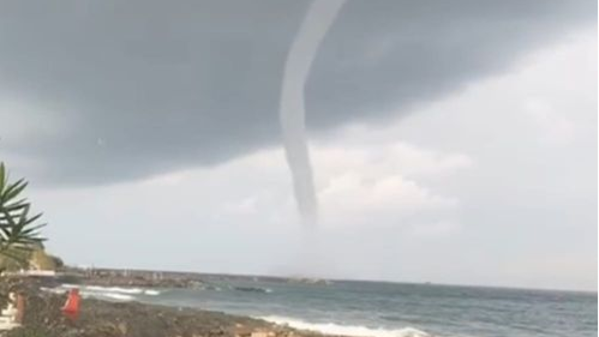Son dakika: Hatay'da hortum çıktı... Denizde dev dalgalar oluştu | Son dakika haberleri