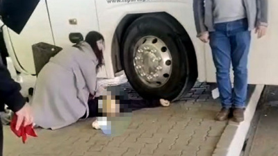 Yolcu dolu otobüsle meslektaşını ezdi