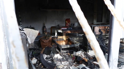 Evini ateşe verip, yangını izledi