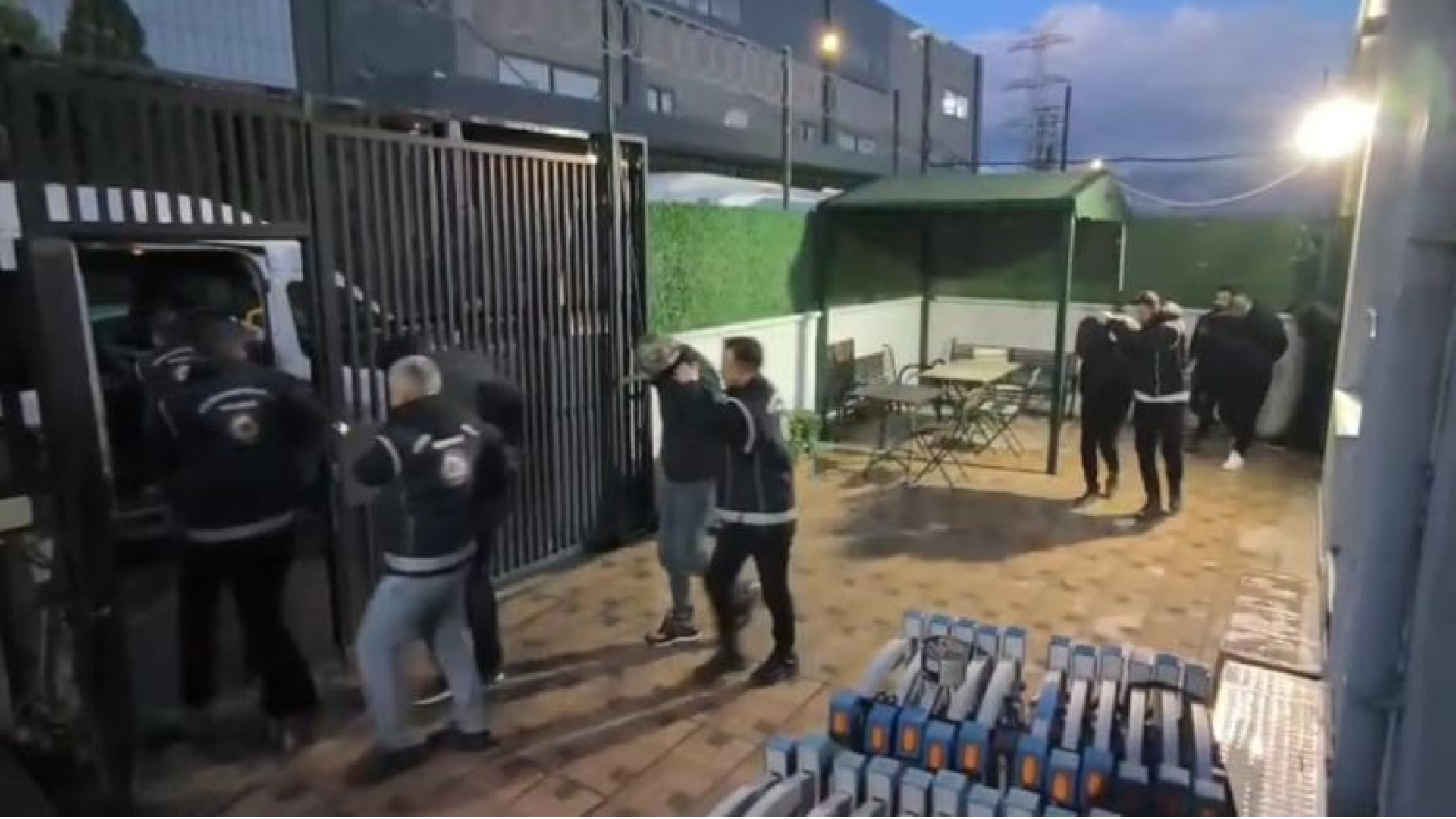 İzmir’de ‘İnsan ticareti’ operasyonu; 4 tutuklama