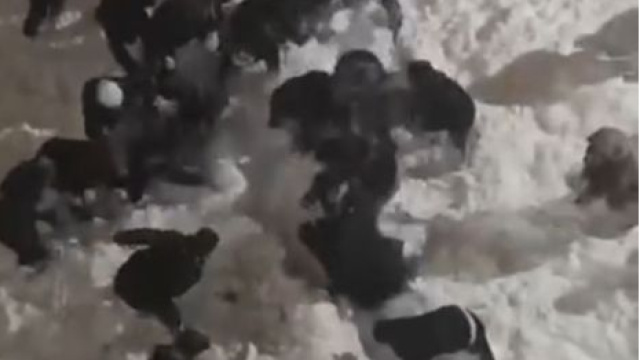 2 öğrencinin üzerine kar kütlesi düştü