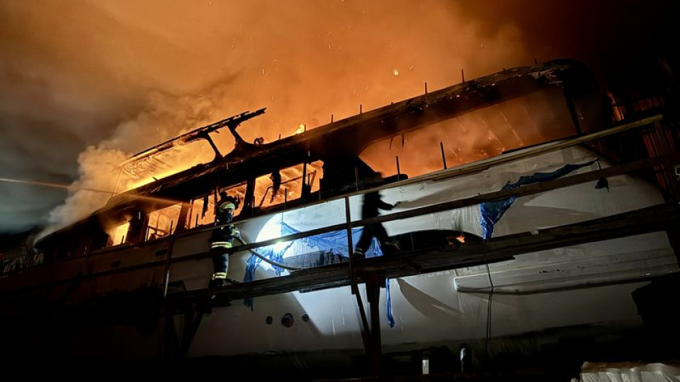 Tersanedeki teknede yangın çıktı