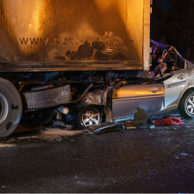 TIR'a çarpan otomobilin sürücüsü öldü