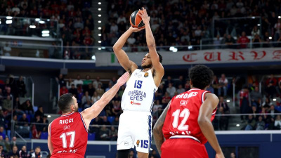 Anadolu Efes tepetaklak!