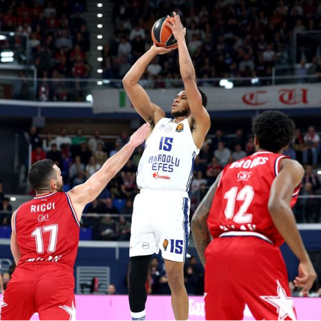 Anadolu Efes tepetaklak!