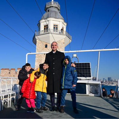 Bakan Ersoy, kardan 'Kız Kulesi' yapan çocukları İstanbul'da ağırladı