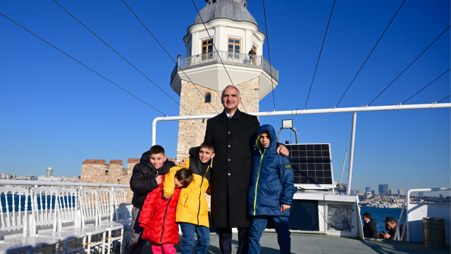 Bakan Ersoy, kardan 'Kız Kulesi' yapan çocukları İstanbul'da ağırladı